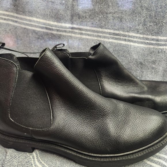Kenneth Cole ankle boot. Size 8 - Picture 2 of 4